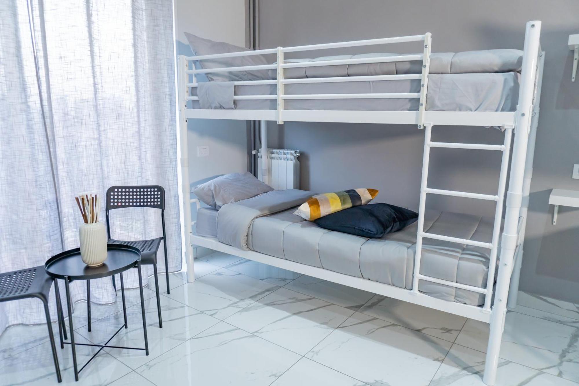Partenope Hostel *